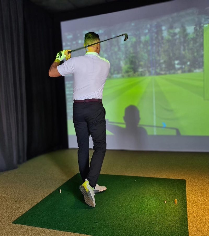 male-golfer-playing-golf